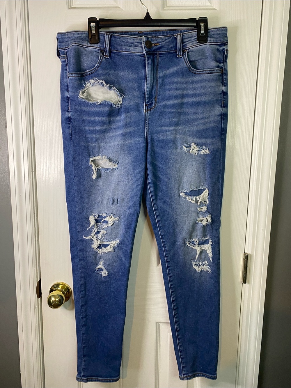 American Eagles Distressed Mid-Blue Women’s Skinny Jeans Size 16.